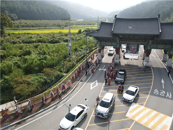 승보종찰 송광사 산문을 나서 순례의 여정을 시작하는 순례대중(10월 1일. 송광사).png